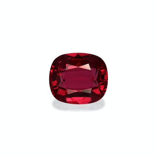 Le Rubis du Mozambique, une pierre précieuse taille ovale de 2,57 ct de Bonnot Paris, présente une surface brillante et des facettes rouges vives qui brillent sur un fond gris clair, rehaussant sa riche teinte cramoisie.