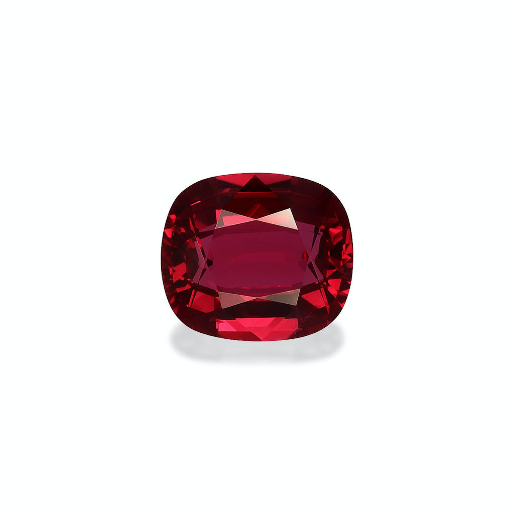 Le Rubis du Mozambique, une pierre précieuse taille ovale de 2,57 ct de Bonnot Paris, présente une surface brillante et des facettes rouges vives qui brillent sur un fond gris clair, rehaussant sa riche teinte cramoisie.