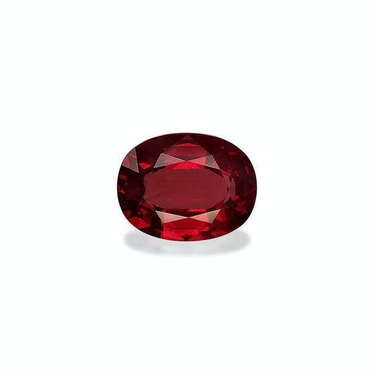 Le Rubis du Mozambique de Bonnot Paris, une pierre précieuse ovale rouge foncé de 2,59 carats avec une surface facettée, reflète brillamment la lumière sur un fond blanc uni, mettant en valeur sa riche couleur et sa clarté.