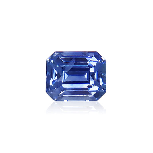 Le Saphir Bleu de 1,61 carat de Bonnot Paris présente une taille émeraude rectangulaire à facettes étagées, sublimant sa surface réfléchissante. Présenté sur un fond blanc, il met en valeur la clarté et la couleur vibrante de son origine sri-lankaise.