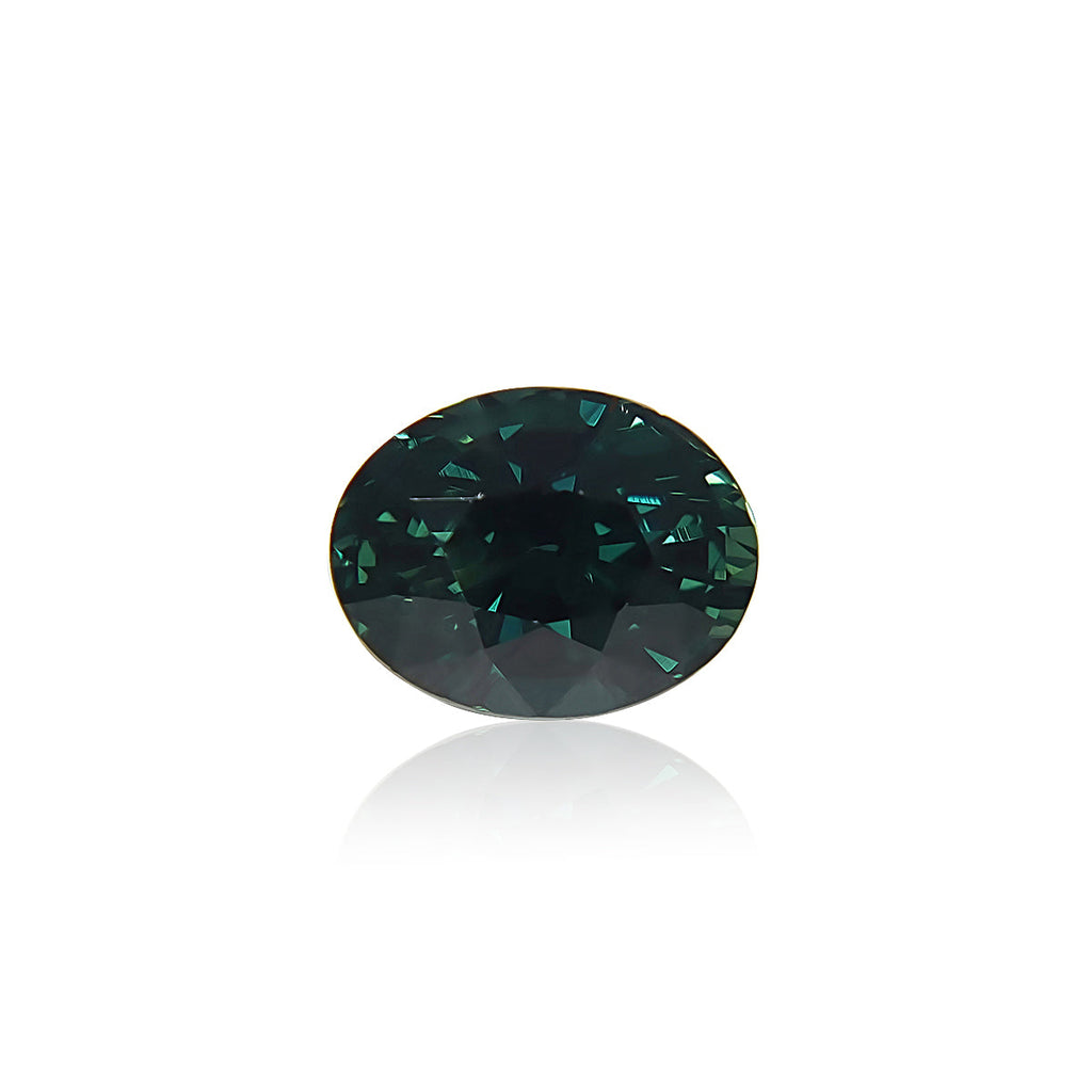 Le Saphir Teal · 2,04 ct de Bonnot Paris est une pierre précieuse de taille ovale avec une teinte vert foncé qui reflète magnifiquement la lumière, capturant l'élégance et l'attrait de Madagascar sur un fond blanc uni.