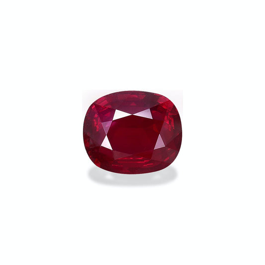 Le Rubis du Mozambique 5 carats de Bonnot Paris est un rubis ovale rouge foncé poli serti sur un fond blanc uni, mettant en valeur ses facettes et sa riche couleur.
