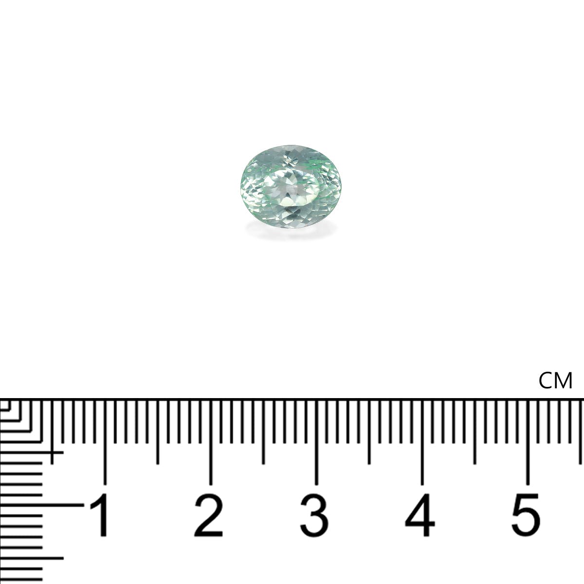 Une tourmaline paraïba ovale de 3,5 carats de Bonnot Paris repose sur une règle graduée, ses facettes verdâtres réfléchissantes affichant une clarté exceptionnelle. D'un diamètre d'environ 1 cm, cette pierre précieuse scintille sur un fond blanc uni.