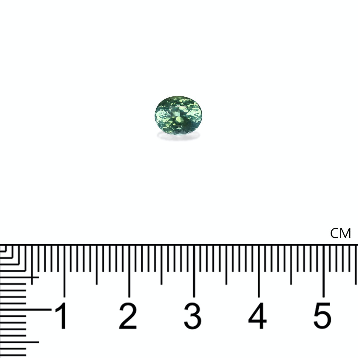La Tourmaline Paraïba Bonnot Paris, une exquise gemme verte ovale de 1,22 ct du Mozambique, est visible au centre au sommet d'une règle centimétrique sur un fond blanc uni, mesurant environ 0,5 cm de diamètre.