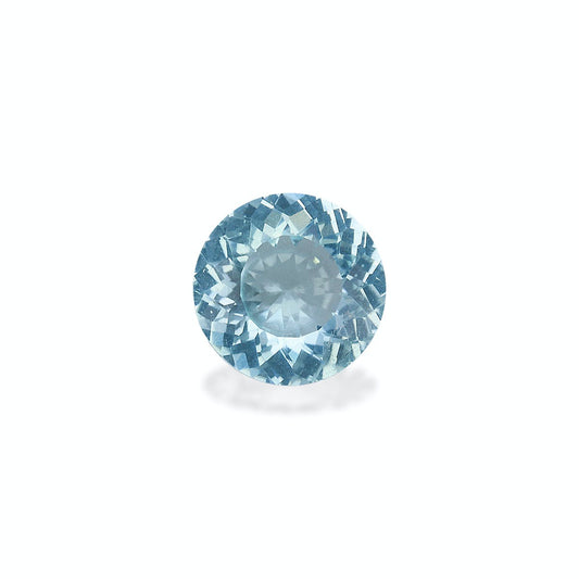 Une tourmaline paraïba ronde et facettée de Bonnot Paris, pesant 1,04 ct, est présentée sur un fond blanc uni. Sa teinte bleu clair et ses facettes créent un effet scintillant.
