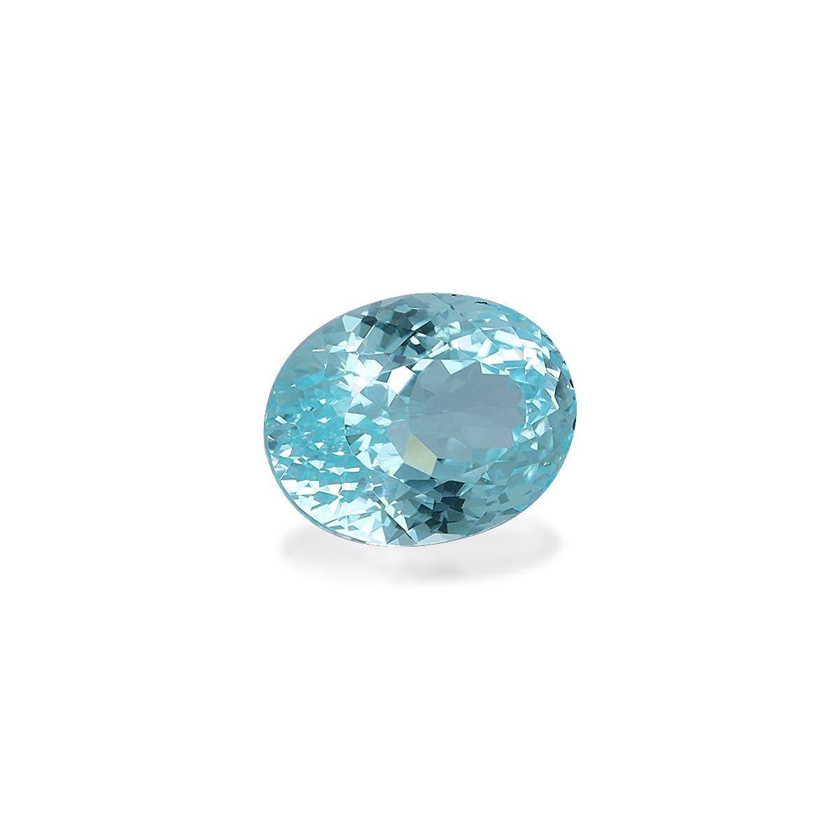Une tourmaline paraïba taille ronde étincelante de 6,48 carats signée Bonnot Paris brille de mille feux avec ses reflets bleu clair sur un fond blanc uni. Ses facettes reflètent la lumière, à l'image de l'éclat exceptionnel de cette pierre précieuse, révélant sa clarté et son élégance incomparable.