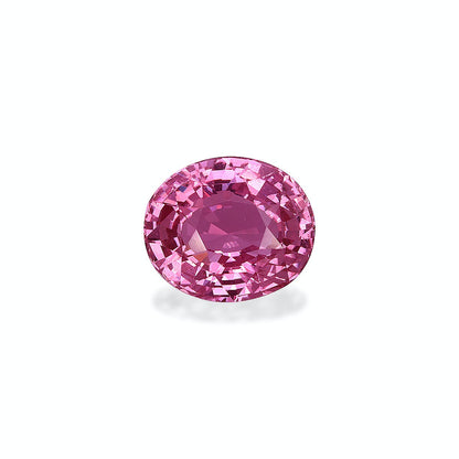 Le Saphir Rose · 3,55 carats de Bonnot Paris, une pierre rose ovale facettée, se présente sur un fond clair projetant une ombre douce. Sa surface reflète la lumière, soulignant sa clarté et sa couleur vibrante.