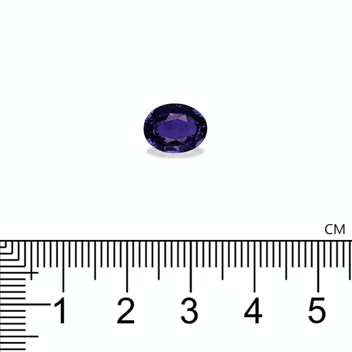 Une pierre précieuse Saphir Violet · 3,5 ct de Bonnot Paris, petite et de forme ovale avec une teinte violet foncé, est positionnée au-dessus d'une échelle centimétrique, indiquant qu'elle mesure environ 1 cm de large.