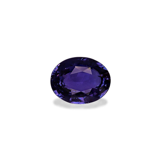 Le Saphir Violet · 3,5 ct de Bonnot Paris est une pierre précieuse bleu foncé facettée de forme ovale sertie sur un fond blanc uni avec une ombre subtile en dessous.