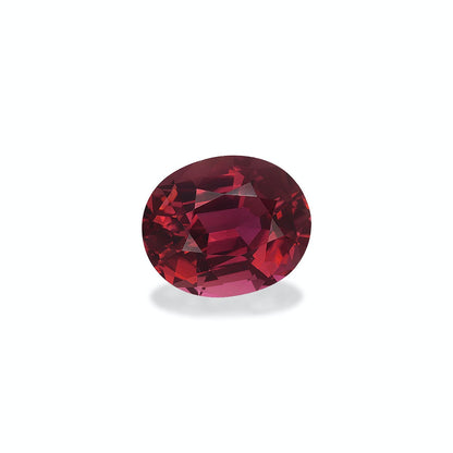Une captivante pierre précieuse Tourmaline Rose de Bonnot Paris, pesant 6,49 ct, présente sa taille ovale rouge foncé qui reflète la lumière dans des facettes scintillantes sur un fond blanc uni.