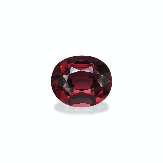 Une pierre précieuse Tourmaline Pourpre polie de forme ovale de Bonnot Paris, pesant 7,68 ct et affichant une teinte rouge foncé qui reflète la lumière sur ses facettes, est sertie sur un fond blanc uni.