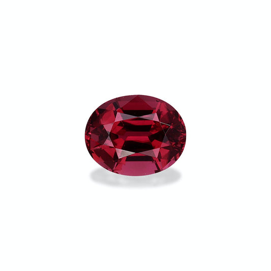 Une Tourmaline Rose de Bonnot Paris, pesant 3,4 carats, attire l'attention par sa teinte rouge profond et sa forme ovale sur fond blanc. Ses facettes complexes mettent en valeur une clarté et une brillance exceptionnelles.
