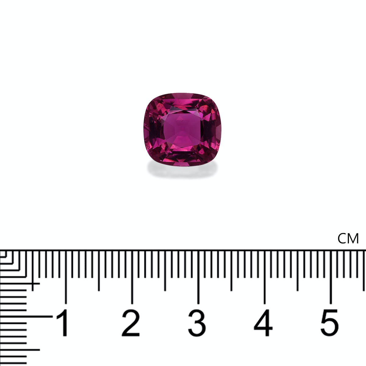 Une pierre précieuse de Tourmaline Rose rose foncé de taille carrée de Bonnot Paris, pesant 6,21 carats, est présentée à côté d'une règle indiquant sa taille comme étant d'environ 1 cm de large sur un fond blanc.