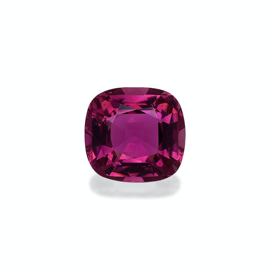 Une Tourmaline Rose vibrante, 6,21 carats, de Bonnot Paris est magnifiquement mise en valeur sur un fond blanc uni, mettant en valeur ses facettes brillantes taille coussin et sa riche couleur rose foncé.