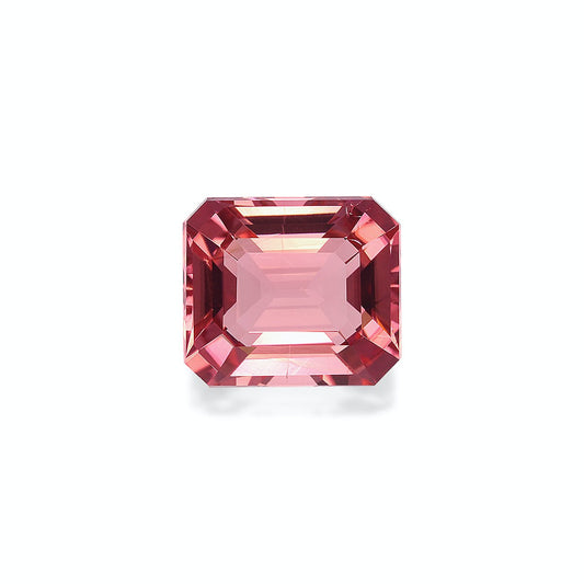 La Tourmaline Rose de Bonnot Paris est une pierre précieuse rose de 6,53 carats avec une forme rectangulaire taille émeraude facettée, des coins biseautés et un motif carré central, reflétant magnifiquement la lumière sur un fond blanc uni.