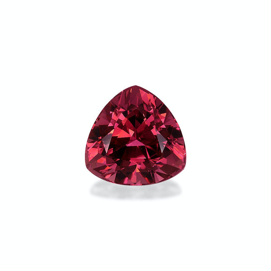 La Tourmaline Rose Bonnot Paris présente une pierre précieuse rouge foncé de taille triangulaire pesant 6,31 ct avec une surface facettée, présentée sur un fond blanc uni.