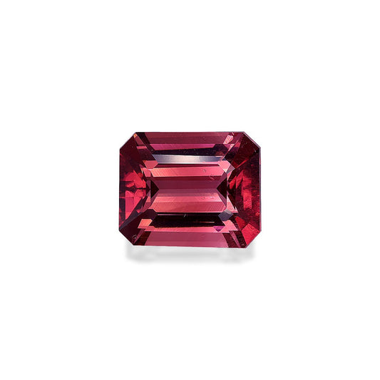 La Tourmaline Rose 5,73ct de Bonnot Paris, une pierre précieuse à facettes rectangulaires aux teintes rose foncé à rouge, est centrée sur un fond blanc uni, mettant en valeur ses coupes et reflets complexes.