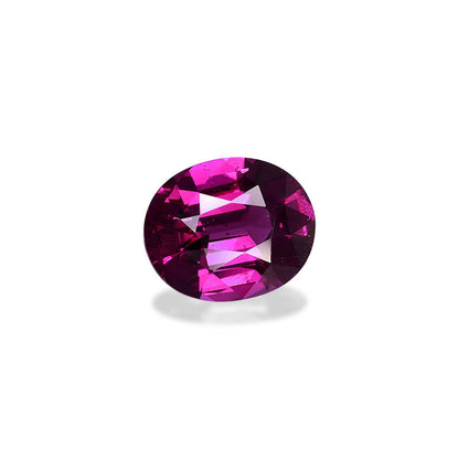 Le Grenat Umbalite de Bonnot Paris présente une pierre précieuse magenta vibrante de forme ovale pesant 4,41 ct, avec des facettes visibles reflétant la lumière et projetant une ombre subtile sur un fond blanc uni.