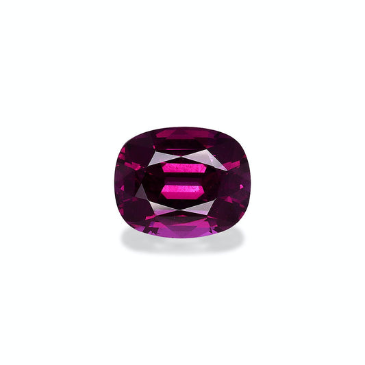 L'Umbalite Grenat de 5,28 carats, une pierre précieuse taille coussin de Bonnot Paris, est mise en valeur sur un fond blanc uni. Sa teinte violet profond et sa clarté sont mises en valeur par la lumière captant les facettes.