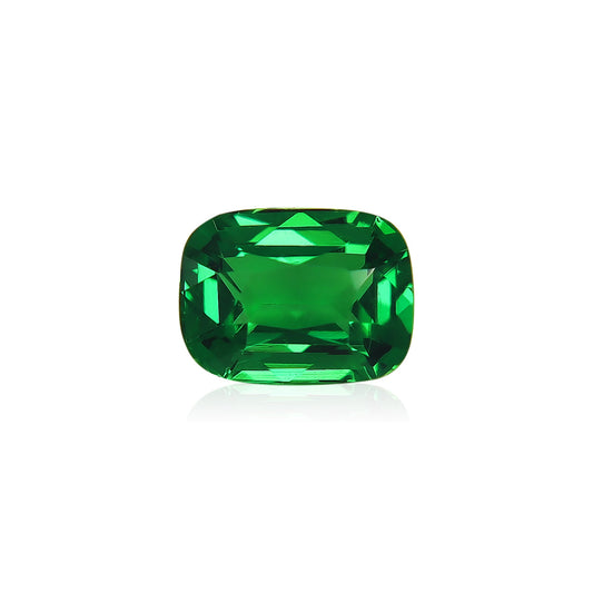 Une magnifique Grenat Tsavorite taille rectangulaire (1,54 ct) de Bonnot Paris présente des bords biseautés, reflétant brillamment la lumière sur un fond blanc.