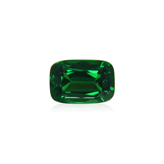 Un grenat tsavorite taille coussin de Bonnot Paris, pesant 1,53 ct, présente une surface facettée et réfléchissante. Sur un fond blanc uni, cette pierre précieuse met en valeur sa couleur vibrante et sa clarté remarquable.
