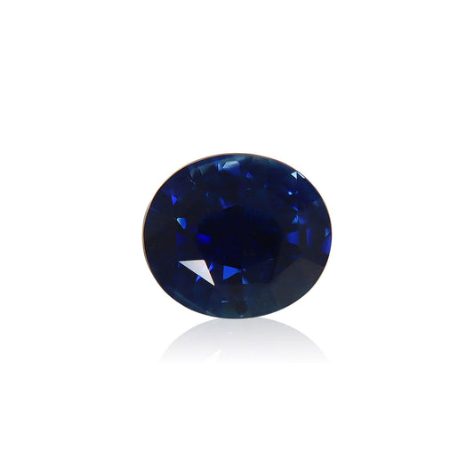 Le Saphir Bleu · 2,07ct de Bonnot Paris est une pierre précieuse saphir ovale bleu profond sertie sur un fond blanc, captant la lumière avec sa surface facettée.