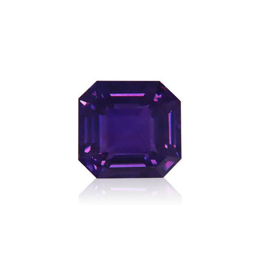 Un Saphir Violet de 1,65 carat de Bonnot Paris, taillé en carré avec des bords biseautés et une finition brillante, brille sur un fond blanc uni, faisant écho à l'attrait d'une pierre précieuse malgache rare.