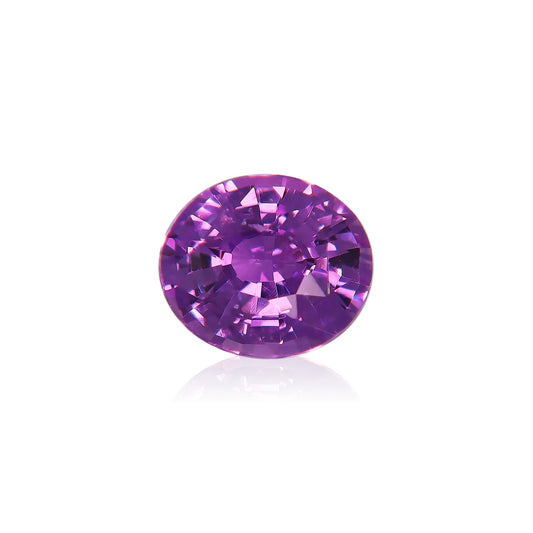 Le Saphir Violet, 1,61 ct de Bonnot Paris, est un saphir violet rond et facetté serti sur un simple fond blanc, mettant en valeur sa clarté et sa teinte vibrante.