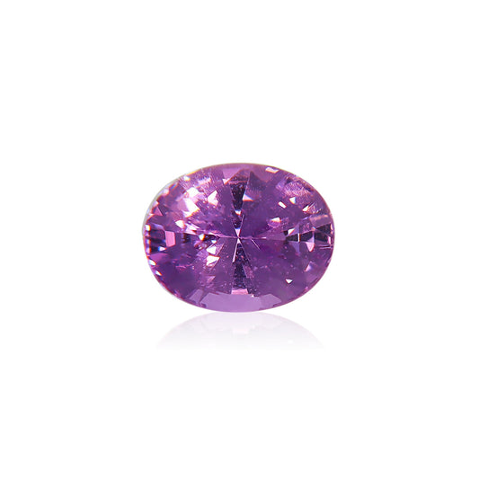 Le Saphir Violet, une pierre ovale de Bonnot Paris, pèse 1,59 carat et se détache sur un fond blanc. Sa surface facettée reflète la lumière et révèle un éclat brillant dans différentes nuances de violet.