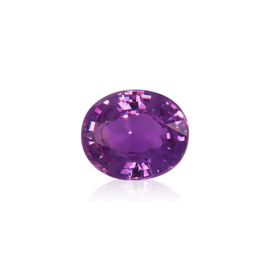 Gros plan sur le Saphir Violet · 1,51ct de Bonnot Paris, une pierre précieuse violette de taille ovale à l'éclat brillant, sertie sur un fond blanc uni.