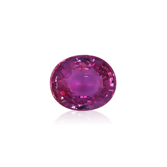Le Saphir Violet de Bonnot Paris est une pierre précieuse ovale facettée de 1,58 ct. Sa couleur rose éclatante et sa surface polie scintillent sur un fond blanc.
