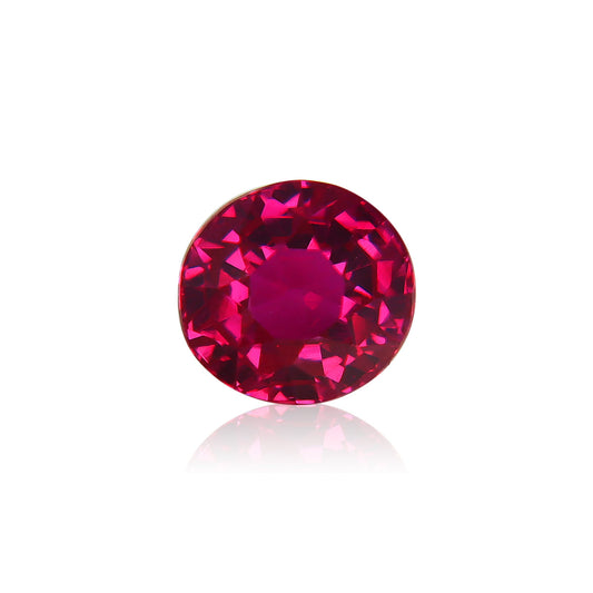 Le "Rubis du Mozambique · 1,02ct" de Bonnot Paris est une pierre précieuse rouge ronde et facettée avec des surfaces réfléchissantes, des teintes vibrantes et des coupes complexes sur un fond blanc uni.