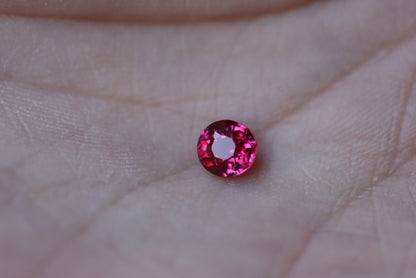 Un petit Rubis du Mozambique rond facetté (1,02 ct) de Bonnot Paris, posé sur la paume d'une main.