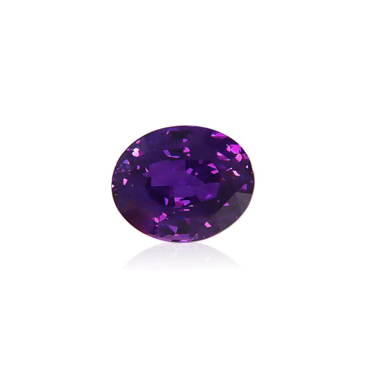 Le Saphir Violet, une pierre précieuse violette taille ronde de 2,61 ct de Bonnot Paris, est présenté sur un fond blanc, mettant en valeur sa couleur vibrante et ses facettes scintillantes.