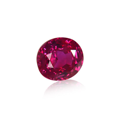 Le Rubis de Birmanie, un rubis rouge ovale vibrant de 1,68 ct de Bonnot Paris, présente une surface réfléchissante avec des nuances et des facettes variées, le tout sur un fond blanc uni.