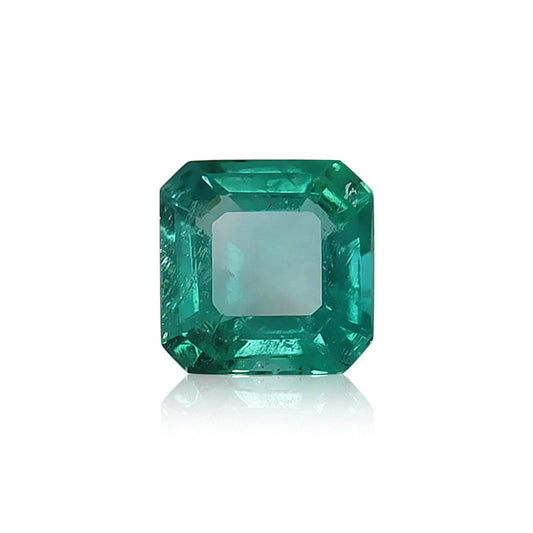 L'Émeraude de Zambie · 1,2 ct de Bonnot Paris est une émeraude taille carrée de couleur verte vive et de facettes réfléchissant la lumière, sertie sur un fond blanc pour souligner sa clarté et sa teinte vibrante.