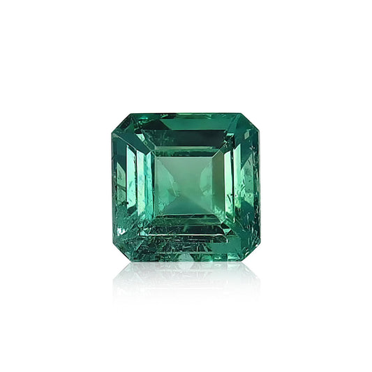 Un gros plan de l'Émeraude de Zambie · 1,72 ct de Bonnot Paris présente sa pierre précieuse verte de taille carrée, mettant en valeur des facettes internes visibles et une surface polie, sur fond blanc.