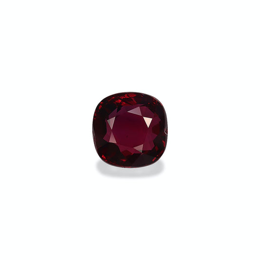 Sur un fond blanc uni, le Rubis du Mozambique · 3,02 ct de Bonnot Paris, une pierre précieuse taille coussin d'un rouge profond, présente une surface brillante avec des facettes taillées avec précision reflétant la lumière.