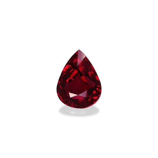 Un Rubis du Mozambique éclatant en forme de goutte de 3 carats de Bonnot Paris, serti sur un fond blanc. Ses multiples facettes captent la lumière pour un éclat étincelant.