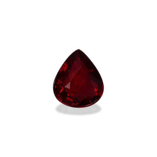 Le Rubis du Mozambique · 4,03 carats de Bonnot Paris est une pierre précieuse rouge profond en forme de goutte, à la surface facettée, qui reflète magnifiquement la lumière. Sertie sur un fond blanc uni, elle met en valeur la richesse de sa couleur et sa clarté.