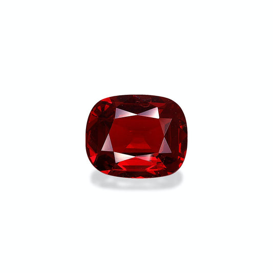 Le Spinelle Rouge · 2,3 ct de Bonnot Paris, une pierre précieuse rouge vif taille coussin aux multiples facettes, est présenté sur un fond blanc, reflétant la lumière pour souligner sa clarté et sa teinte rouge profond.