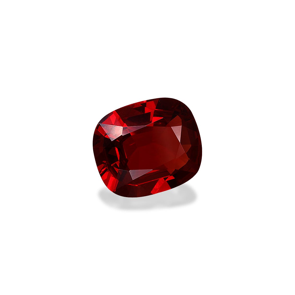 Un Spinelle Rouge taille coussin de 2,24 carats de couleur rouge vif de Bonnot Paris, avec des facettes réfléchissant la lumière, serti sur un fond blanc uni.