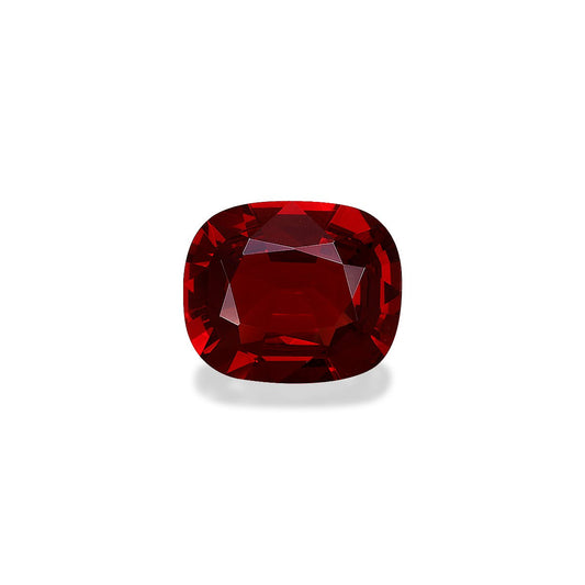 Un spinelle rouge taille coussin de 2,24 carats de Bonnot Paris, d'un rouge profond aux multiples facettes reflétant la lumière, se présente sur un fond blanc uni. Cette pierre précieuse présente une couleur riche et vibrante, ainsi qu'une surface lisse et polie.