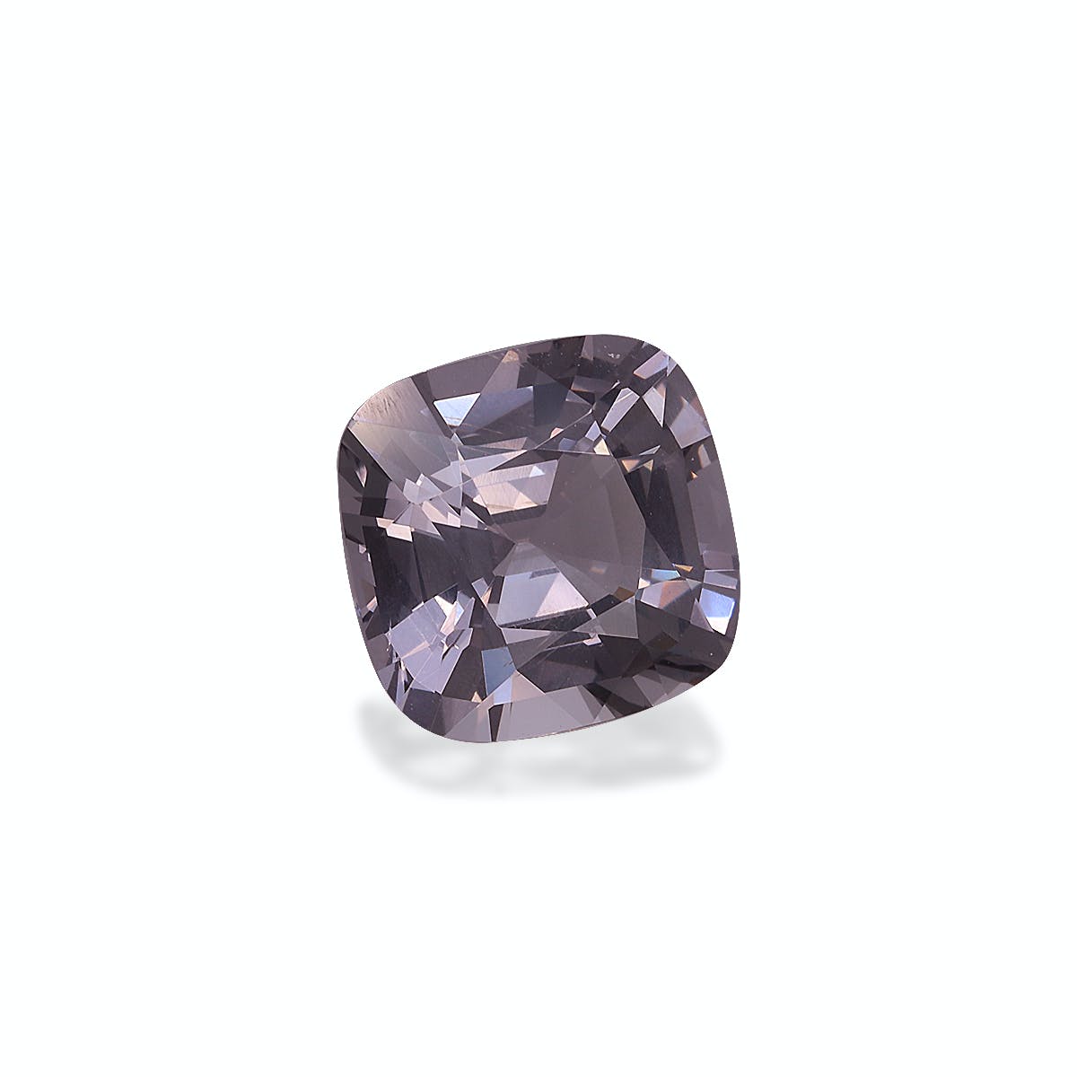 Le Spinelle Gris, 3,31 ct de Bonnot Paris, présente une pierre précieuse taille coussin d'une teinte violette profonde, reflétant la lumière de ses multiples facettes sur un fond blanc uni.