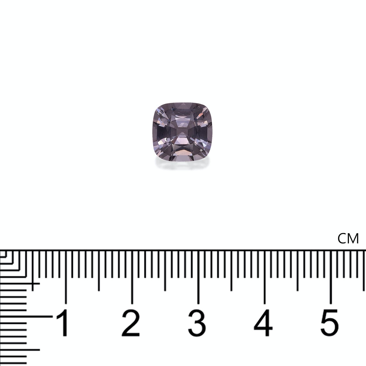 Le Spinelle Gris · 3,31 ct de Bonnot Paris, une petite pierre carrée d'une teinte violet clair, est placé sur un fond blanc. Une règle graduée en centimètres en dessous indique un diamètre légèrement supérieur à 0,5 cm.