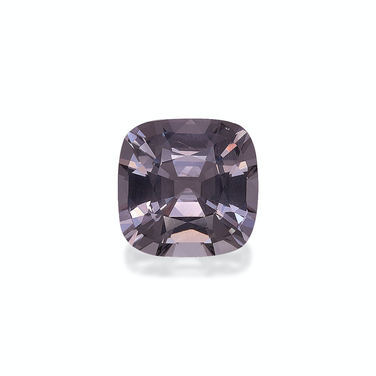 La Spinelle Gris Bonnot Paris, une pierre précieuse violette taille coussin de 3,31 ct aux multiples facettes, est présentée sur un fond gris clair, soulignant sa brillance et sa clarté.
