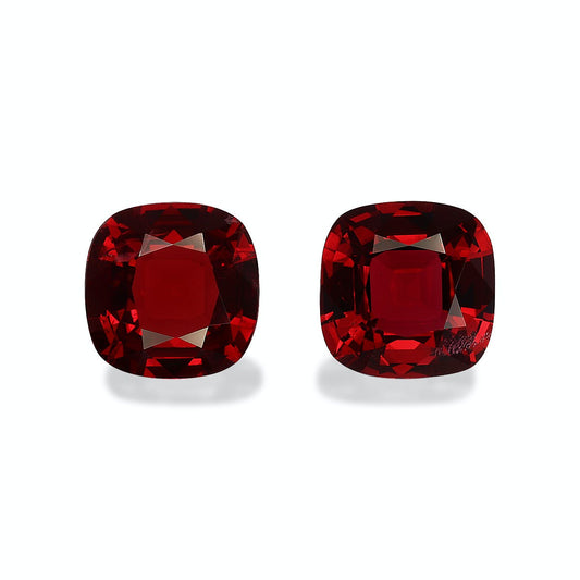 Présentées sur un fond blanc, les pierres précieuses Spinelle Rouge · 3,49 ct de Bonnot Paris présentent des teintes rouges profondes et des surfaces facettées qui reflètent brillamment la lumière.