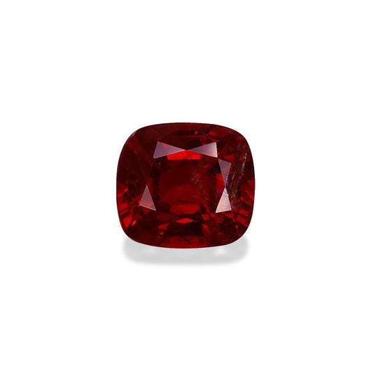 Un Spinelle Rouge taille coussin (2,29 ct) de Bonnot Paris, d'un rouge éclatant et profond, repose sur un fond blanc uni avec une ombre subtile, offrant une alternative exquise aux rubis.