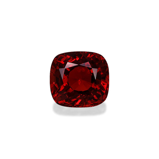Le Spinelle Rouge · 2,11 carats de Bonnot Paris est une pierre précieuse rouge profond taille coussin à surface facettée, offrant un aspect réfléchissant et brillant qui scintille sous la lumière. Un fond blanc uni met en valeur sa couleur riche et ses tailles complexes.