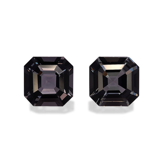 Deux pierres précieuses Spinelle Gris taille carrée (4,52 ct chacune) de Bonnot Paris, présentant des bords biseautés et des surfaces réfléchissantes, sont serties sur un fond blanc, mettant en valeur leurs facettes.